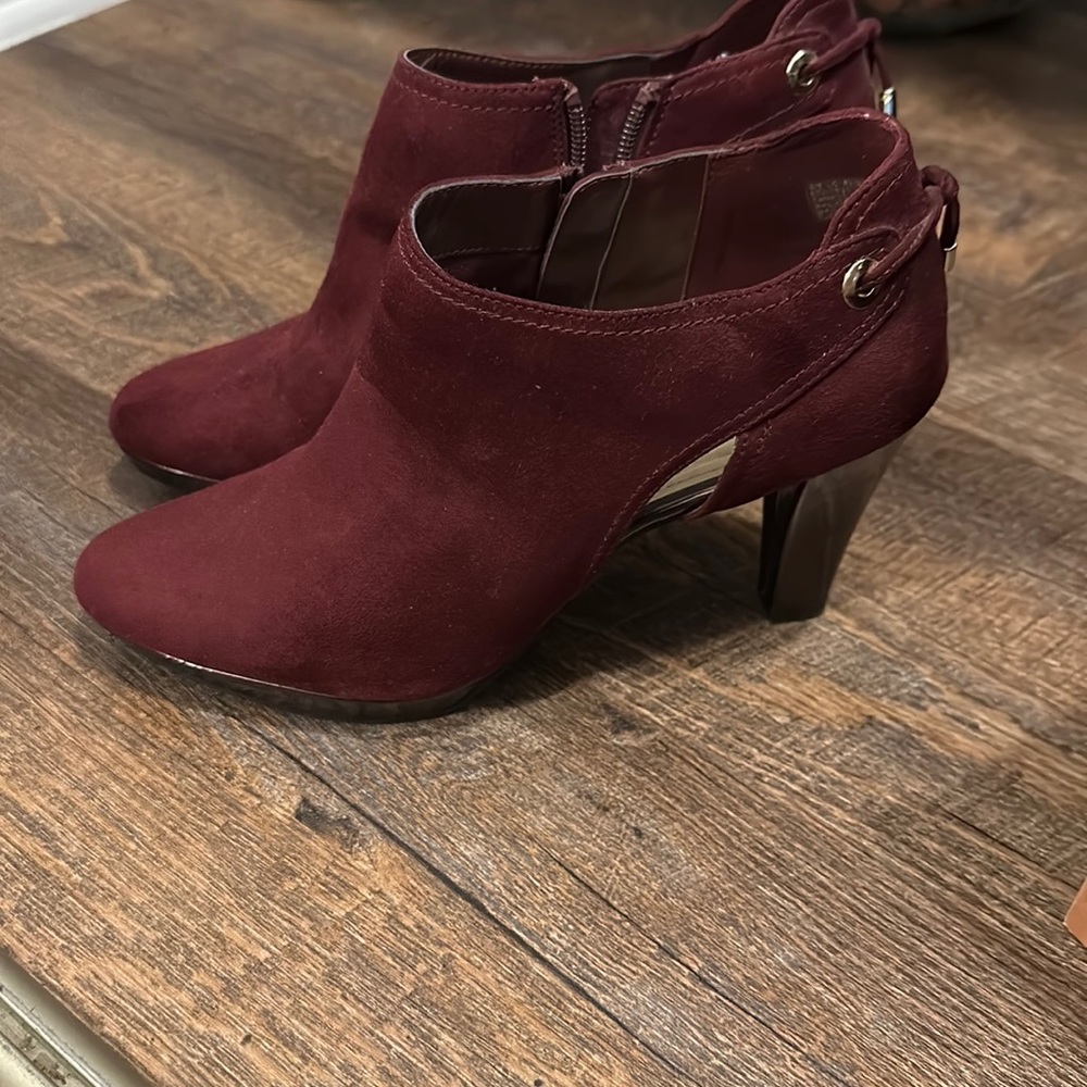 Liz Claiborne size 8 maroon booties